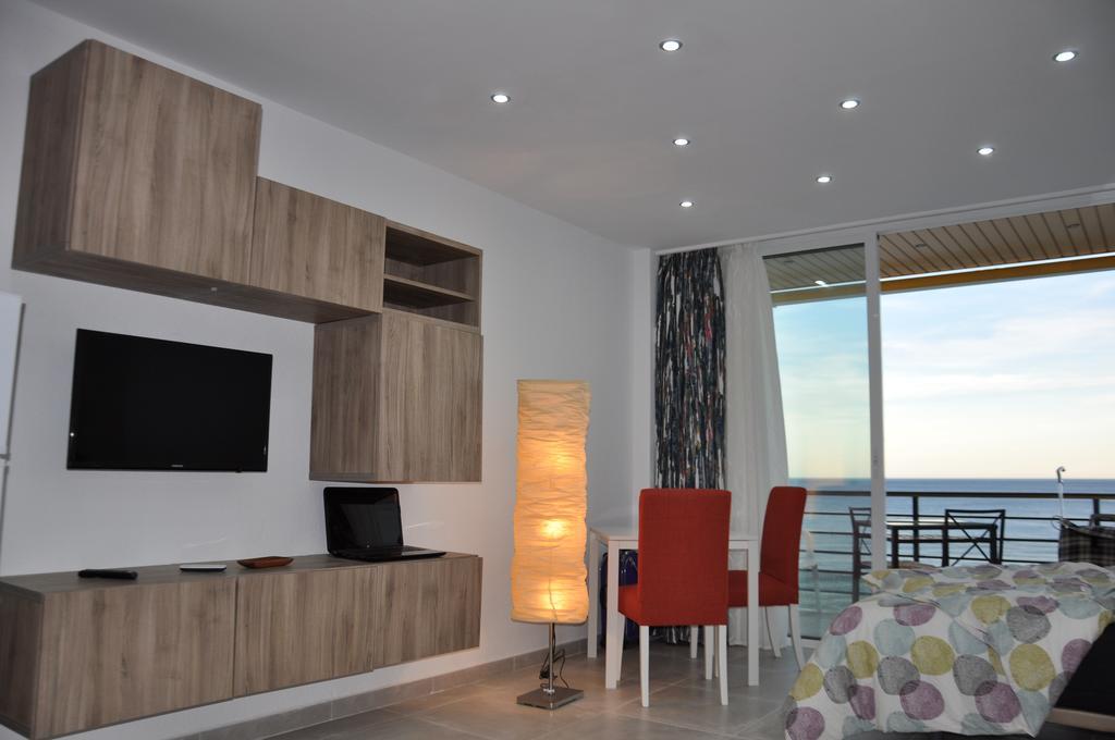 Studio Sea View Terrace توريمولينوس المظهر الخارجي الصورة
