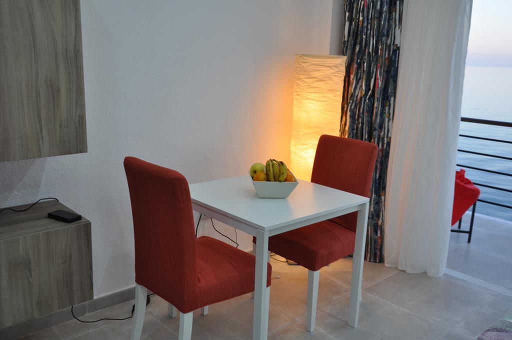 Studio Sea View Terrace توريمولينوس المظهر الخارجي الصورة